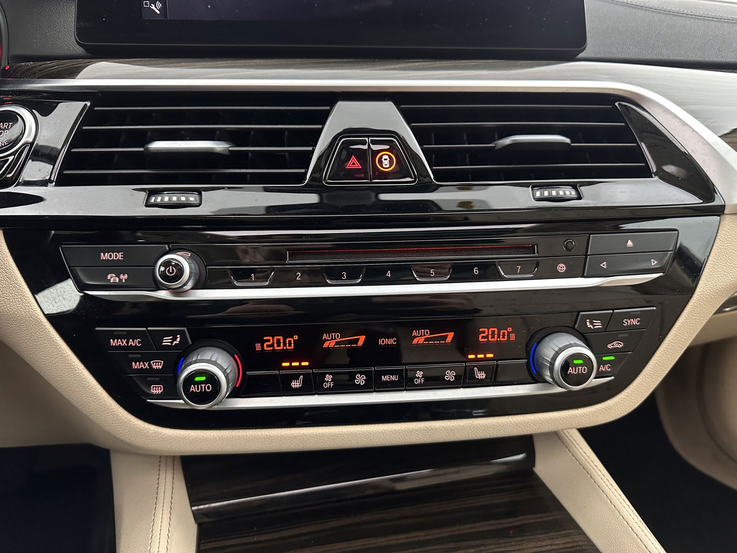 BMW 5 Serie Touring 530d High Executive Luxury-Line Aut. *PANO | BOWERS-WILKINS | LEATHER | FULL-LED | ADAPTIVE-CRUISE | BLINDSPOT | MEMORY-PACK | TOPVIEW | HEAD-UP | HEATED-COMFORTSEATS | DIGI-COCKPIT | NAVI-FULLMAP | TOWBAR | 19''ALU*