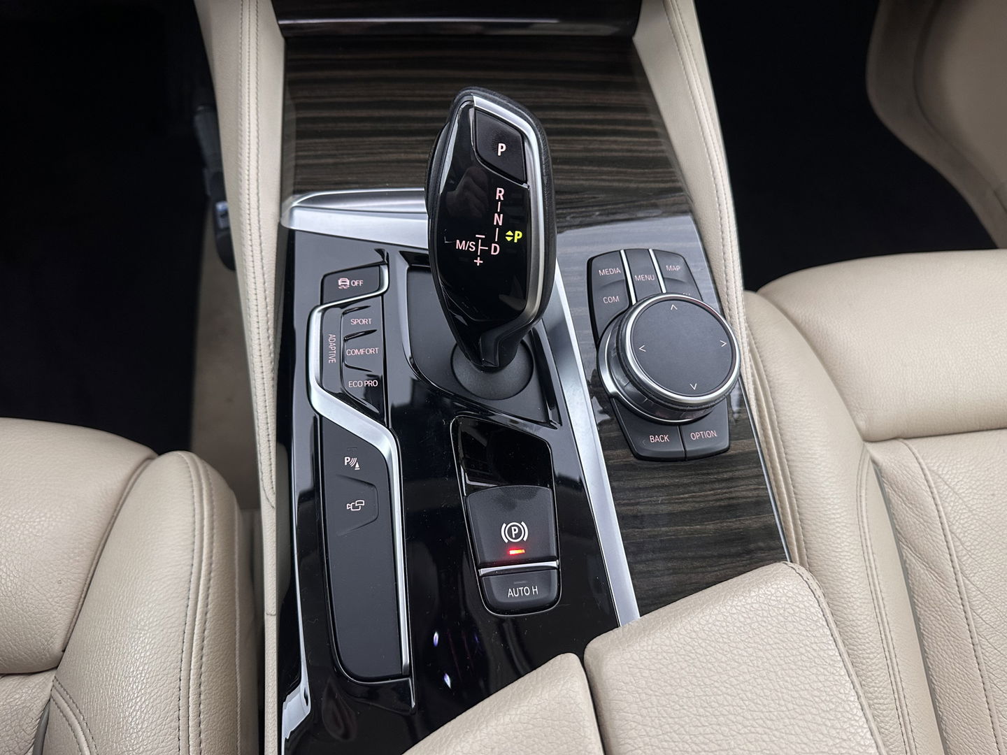 BMW 5 Serie Touring 530d High Executive Luxury-Line Aut. *PANO | BOWERS-WILKINS | LEATHER | FULL-LED | ADAPTIVE-CRUISE | BLINDSPOT | MEMORY-PACK | TOPVIEW | HEAD-UP | HEATED-COMFORTSEATS | DIGI-COCKPIT | NAVI-FULLMAP | TOWBAR | 19''ALU*