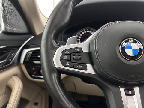 BMW 5 Serie Touring 530d High Executive Luxury-Line Aut. *PANO | BOWERS-WILKINS | LEATHER | FULL-LED | ADAPTIVE-CRUISE | BLINDSPOT | MEMORY-PACK | TOPVIEW | HEAD-UP | HEATED-COMFORTSEATS | DIGI-COCKPIT | NAVI-FULLMAP | TOWBAR | 19''ALU*