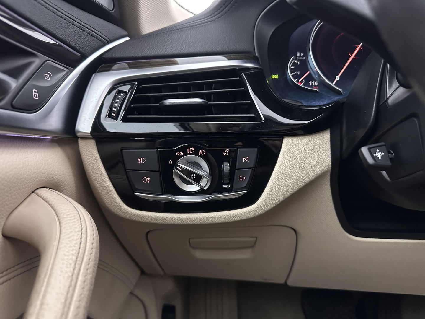 BMW 5 Serie Touring 530d High Executive Luxury-Line Aut. *PANO | BOWERS-WILKINS | LEATHER | FULL-LED | ADAPTIVE-CRUISE | BLINDSPOT | MEMORY-PACK | TOPVIEW | HEAD-UP | HEATED-COMFORTSEATS | DIGI-COCKPIT | NAVI-FULLMAP | TOWBAR | 19''ALU*