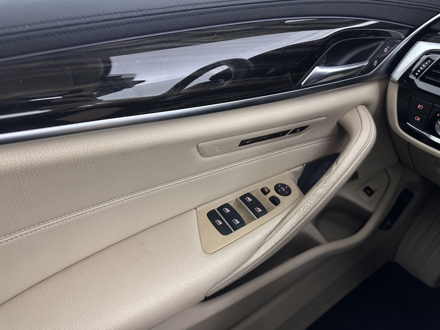 BMW 5 Serie Touring 530d High Executive Luxury-Line Aut. *PANO | BOWERS-WILKINS | LEATHER | FULL-LED | ADAPTIVE-CRUISE | BLINDSPOT | MEMORY-PACK | TOPVIEW | HEAD-UP | HEATED-COMFORTSEATS | DIGI-COCKPIT | NAVI-FULLMAP | TOWBAR | 19''ALU*