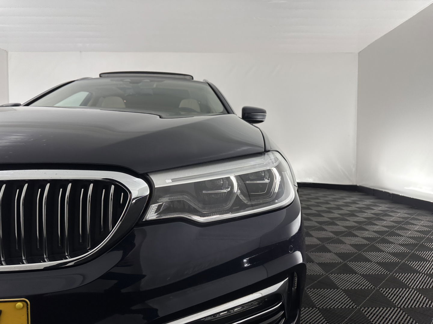 BMW 5 Serie Touring 530d High Executive Luxury-Line Aut. *PANO | BOWERS-WILKINS | LEATHER | FULL-LED | ADAPTIVE-CRUISE | BLINDSPOT | MEMORY-PACK | TOPVIEW | HEAD-UP | HEATED-COMFORTSEATS | DIGI-COCKPIT | NAVI-FULLMAP | TOWBAR | 19''ALU*