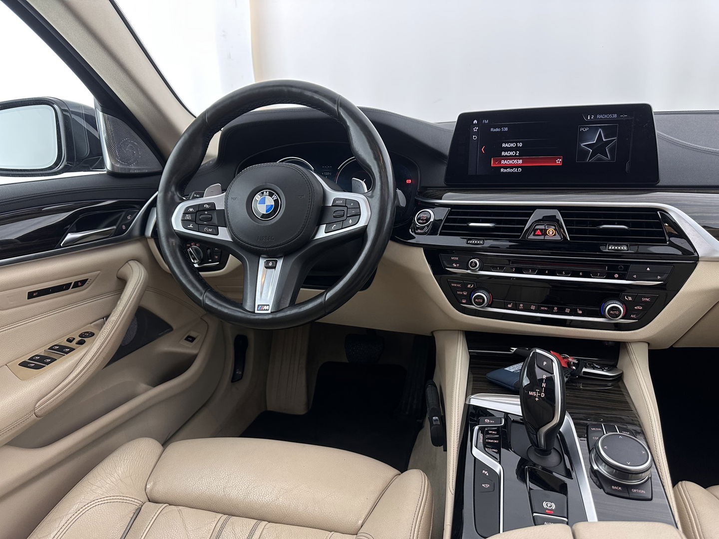 BMW 5 Serie Touring 530d High Executive Luxury-Line Aut. *PANO | BOWERS-WILKINS | LEATHER | FULL-LED | ADAPTIVE-CRUISE | BLINDSPOT | MEMORY-PACK | TOPVIEW | HEAD-UP | HEATED-COMFORTSEATS | DIGI-COCKPIT | NAVI-FULLMAP | TOWBAR | 19''ALU*