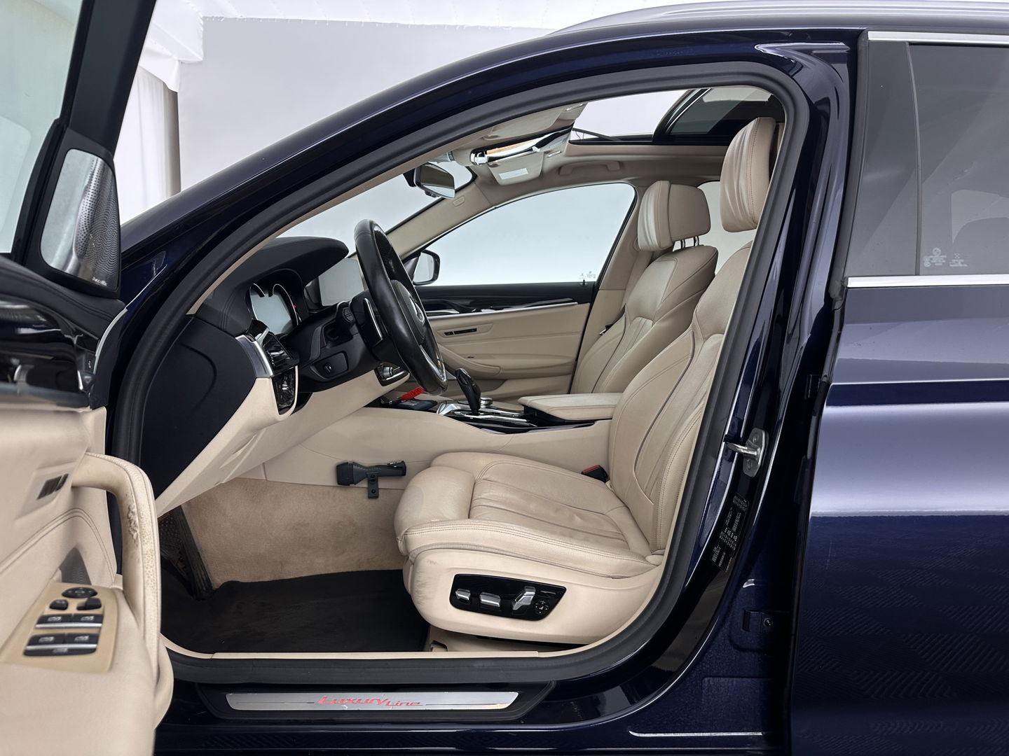 BMW 5 Serie Touring 530d High Executive Luxury-Line Aut. *PANO | BOWERS-WILKINS | LEATHER | FULL-LED | ADAPTIVE-CRUISE | BLINDSPOT | MEMORY-PACK | TOPVIEW | HEAD-UP | HEATED-COMFORTSEATS | DIGI-COCKPIT | NAVI-FULLMAP | TOWBAR | 19''ALU*