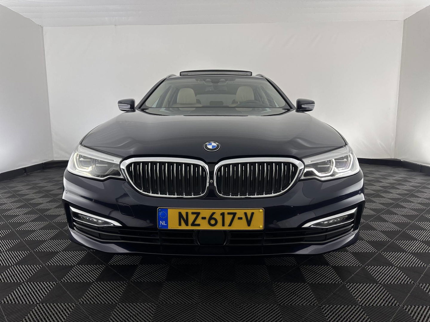 BMW 5 Serie Touring 530d High Executive Luxury-Line Aut. *PANO | BOWERS-WILKINS | LEATHER | FULL-LED | ADAPTIVE-CRUISE | BLINDSPOT | MEMORY-PACK | TOPVIEW | HEAD-UP | HEATED-COMFORTSEATS | DIGI-COCKPIT | NAVI-FULLMAP | TOWBAR | 19''ALU*