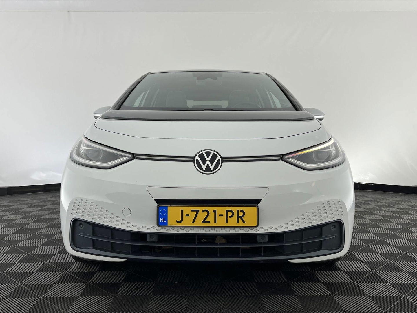 Volkswagen ID.3 First Max 58 kWh [ 3-Fase-11kW ] {SOH-89%} (INCL-BTW) *HEATPUMP | PANO | HEAD-UP | ADAPTIVE-CRUISE | IQ-LIGHTS | BLINDSPOT | CAMERA | KEYLESS | MICROFIBRE | AMBIENTLIGHT | NAVI-FULLMAP | DAB+ | ECC | HEATED-SPORTSEATS | DIGI-COCKPIT |