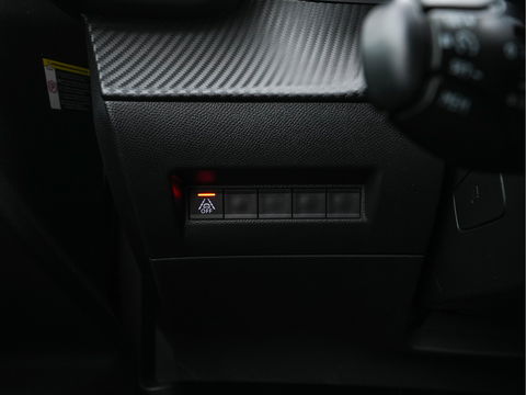 Peugeot e-2008 EV GT 50 kWh {SOH-91%} Aut. *DIGI-COCKPIT | FULL-LED | BLIS | KEYLESS | LEATHER-FABRIC | CAMERA | CARPLAY | CCS-FASTLOADER | DAB+ | NAVI-FULLMAP | ECC | PDC | SPORT-SEATS | AMBIENT-LIGHT | PRIVACY-GLASS | 17''ALU*