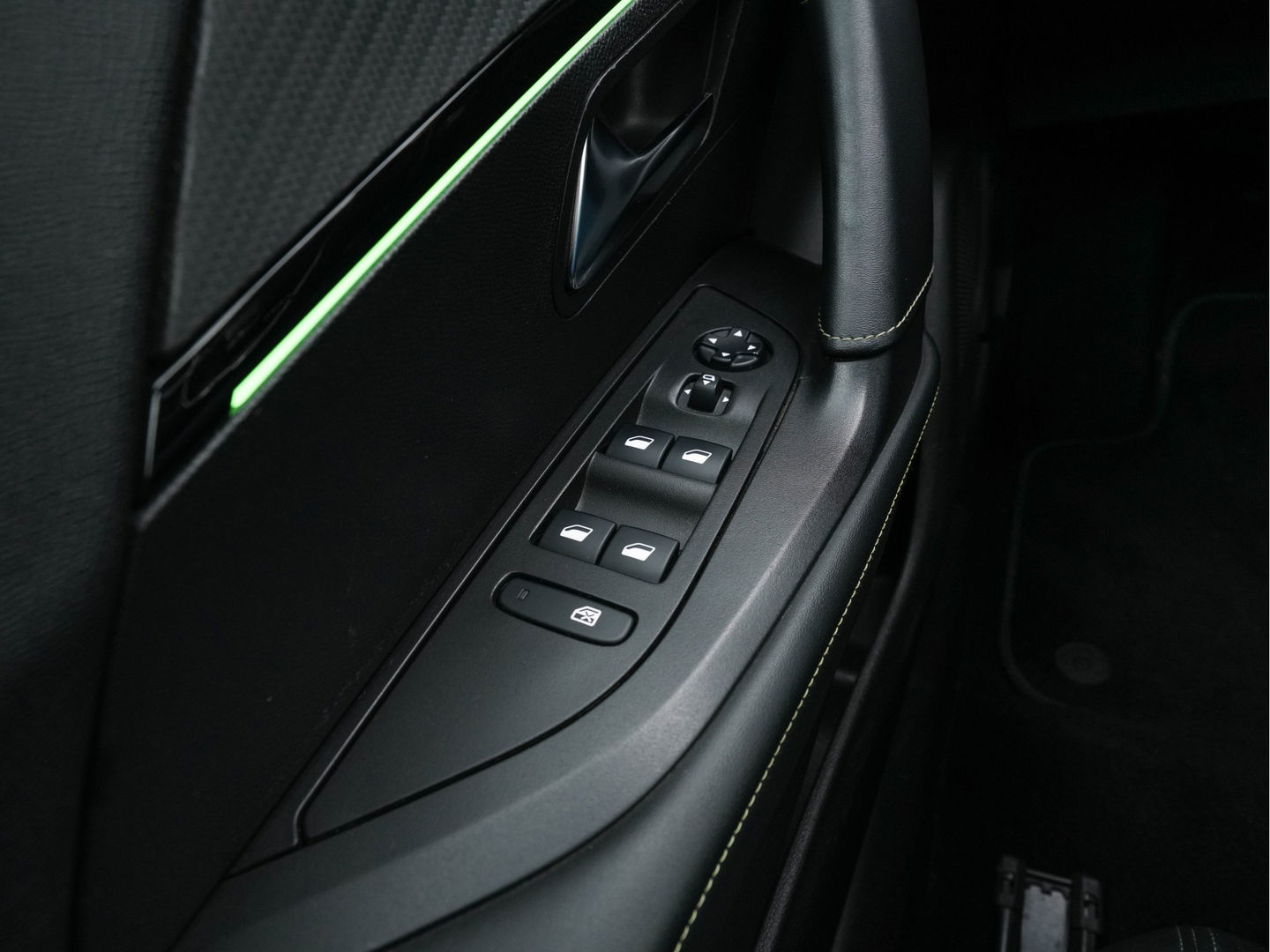 Peugeot e-2008 EV GT 50 kWh {SOH-91%} Aut. *DIGI-COCKPIT | FULL-LED | BLIS | KEYLESS | LEATHER-FABRIC | CAMERA | CARPLAY | CCS-FASTLOADER | DAB+ | NAVI-FULLMAP | ECC | PDC | SPORT-SEATS | AMBIENT-LIGHT | PRIVACY-GLASS | 17''ALU*