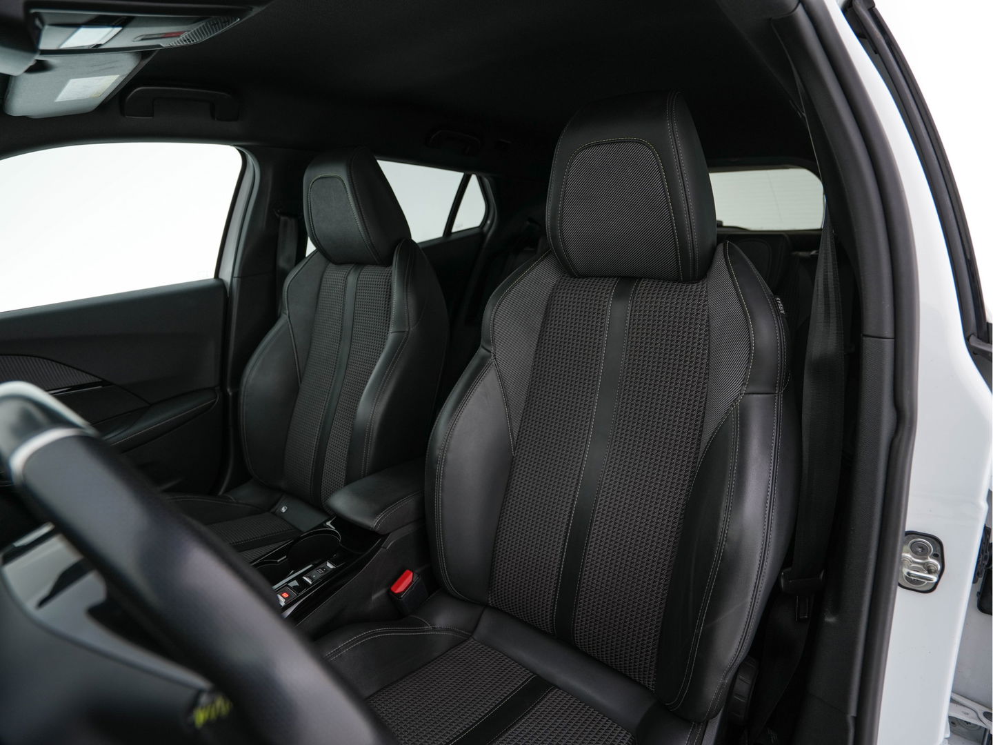 Peugeot e-2008 EV GT 50 kWh {SOH-91%} Aut. *DIGI-COCKPIT | FULL-LED | BLIS | KEYLESS | LEATHER-FABRIC | CAMERA | CARPLAY | CCS-FASTLOADER | DAB+ | NAVI-FULLMAP | ECC | PDC | SPORT-SEATS | AMBIENT-LIGHT | PRIVACY-GLASS | 17''ALU*