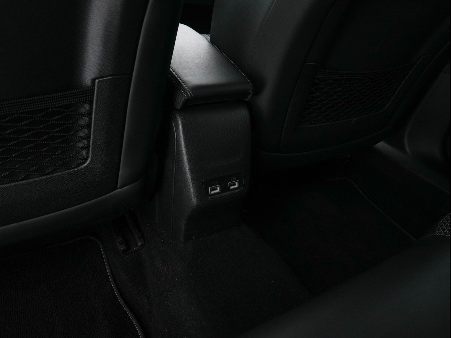 Peugeot e-2008 EV GT 50 kWh {SOH-91%} Aut. *DIGI-COCKPIT | FULL-LED | BLIS | KEYLESS | LEATHER-FABRIC | CAMERA | CARPLAY | CCS-FASTLOADER | DAB+ | NAVI-FULLMAP | ECC | PDC | SPORT-SEATS | AMBIENT-LIGHT | PRIVACY-GLASS | 17''ALU*