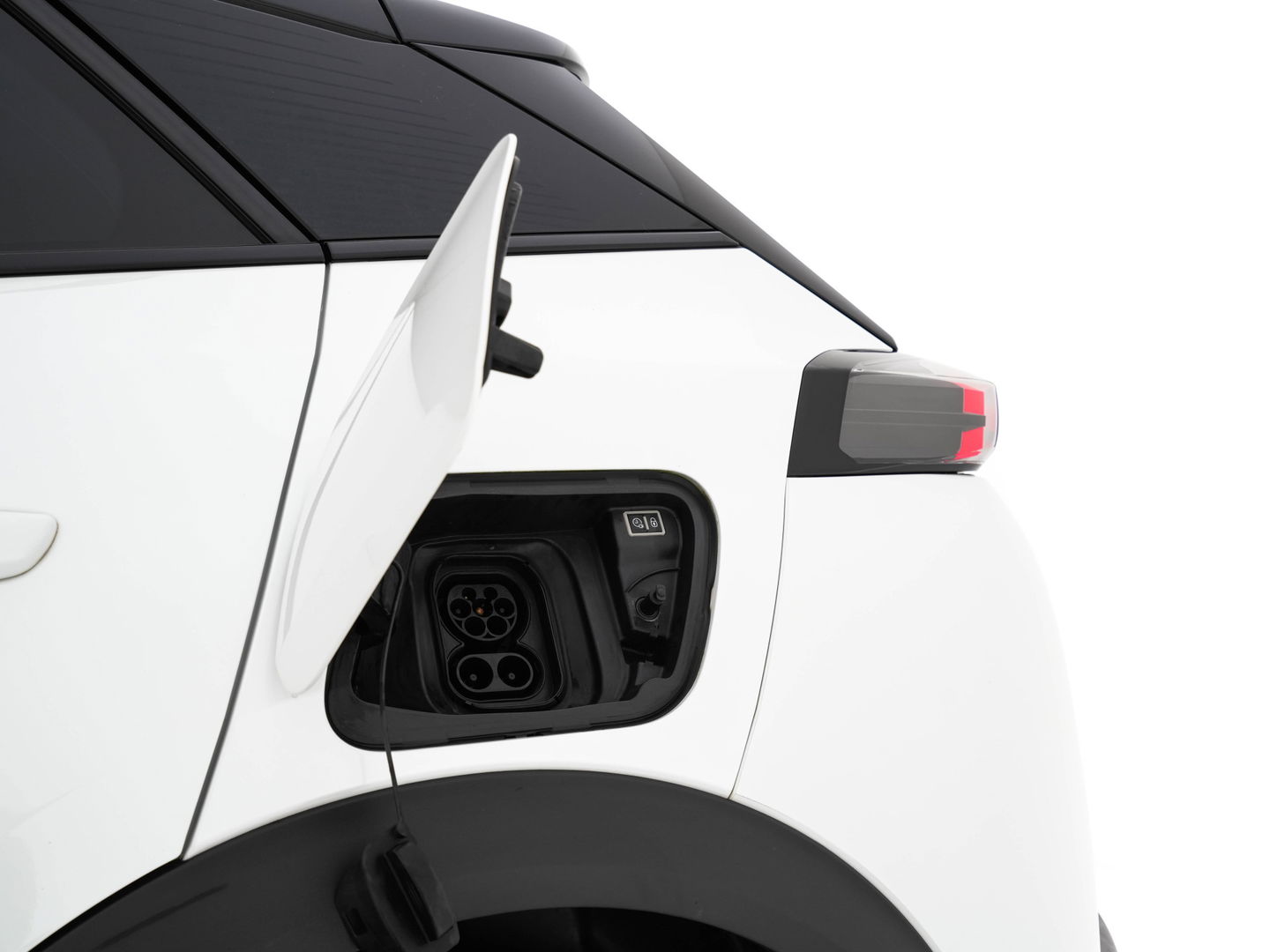 Peugeot e-2008 EV GT 50 kWh {SOH-91%} Aut. *DIGI-COCKPIT | FULL-LED | BLIS | KEYLESS | LEATHER-FABRIC | CAMERA | CARPLAY | CCS-FASTLOADER | DAB+ | NAVI-FULLMAP | ECC | PDC | SPORT-SEATS | AMBIENT-LIGHT | PRIVACY-GLASS | 17''ALU*