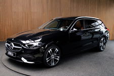 Mercedes-Benz C-Klasse - Estate 300e AMG Line Panodak Leer Camera Navi Cimate LED Nightpack PTS Ambient Elekt. achterklep Elektr. trekhaak LM velgen BTW auto!