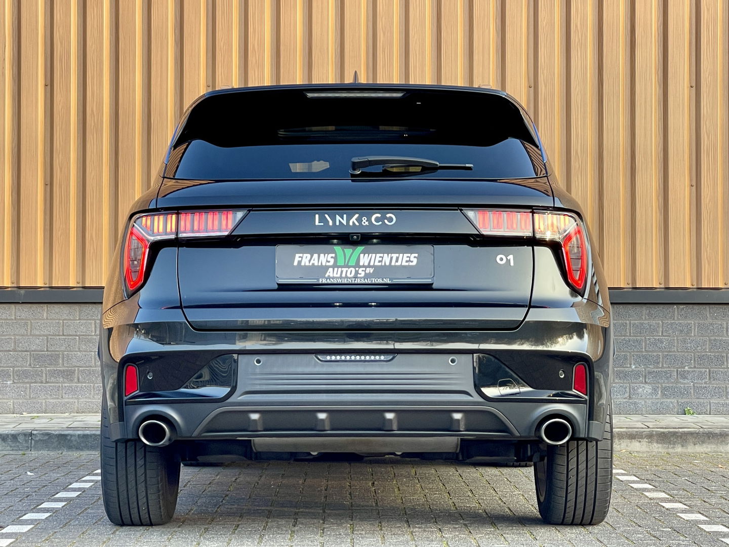Lynk & Co 01 1.5 | Zwarte Hemel | Panoramadak | Achteruitrijcamera | Adaptive Cruise Control | Keyless | Elektrische Bestuurdersstoel + Geheugen | Parkeersensoren | Apple Carplay | Android Auto |