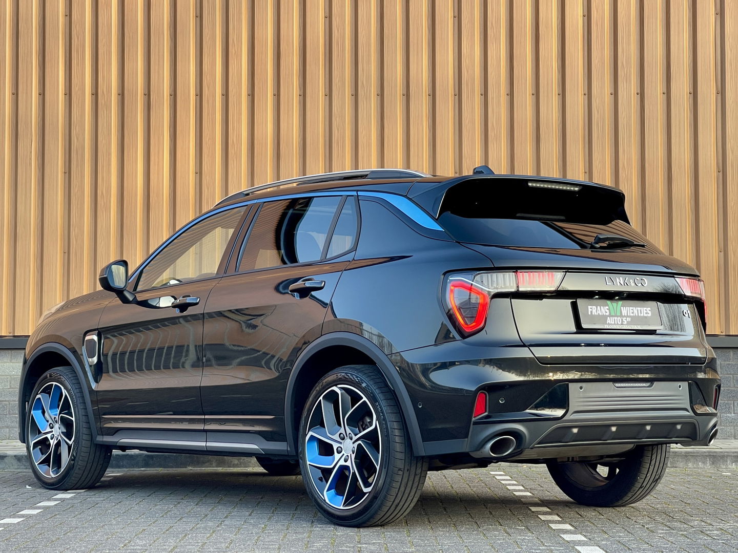 Lynk & Co 01 1.5 | Zwarte Hemel | Panoramadak | Achteruitrijcamera | Adaptive Cruise Control | Keyless | Elektrische Bestuurdersstoel + Geheugen | Parkeersensoren | Apple Carplay | Android Auto |