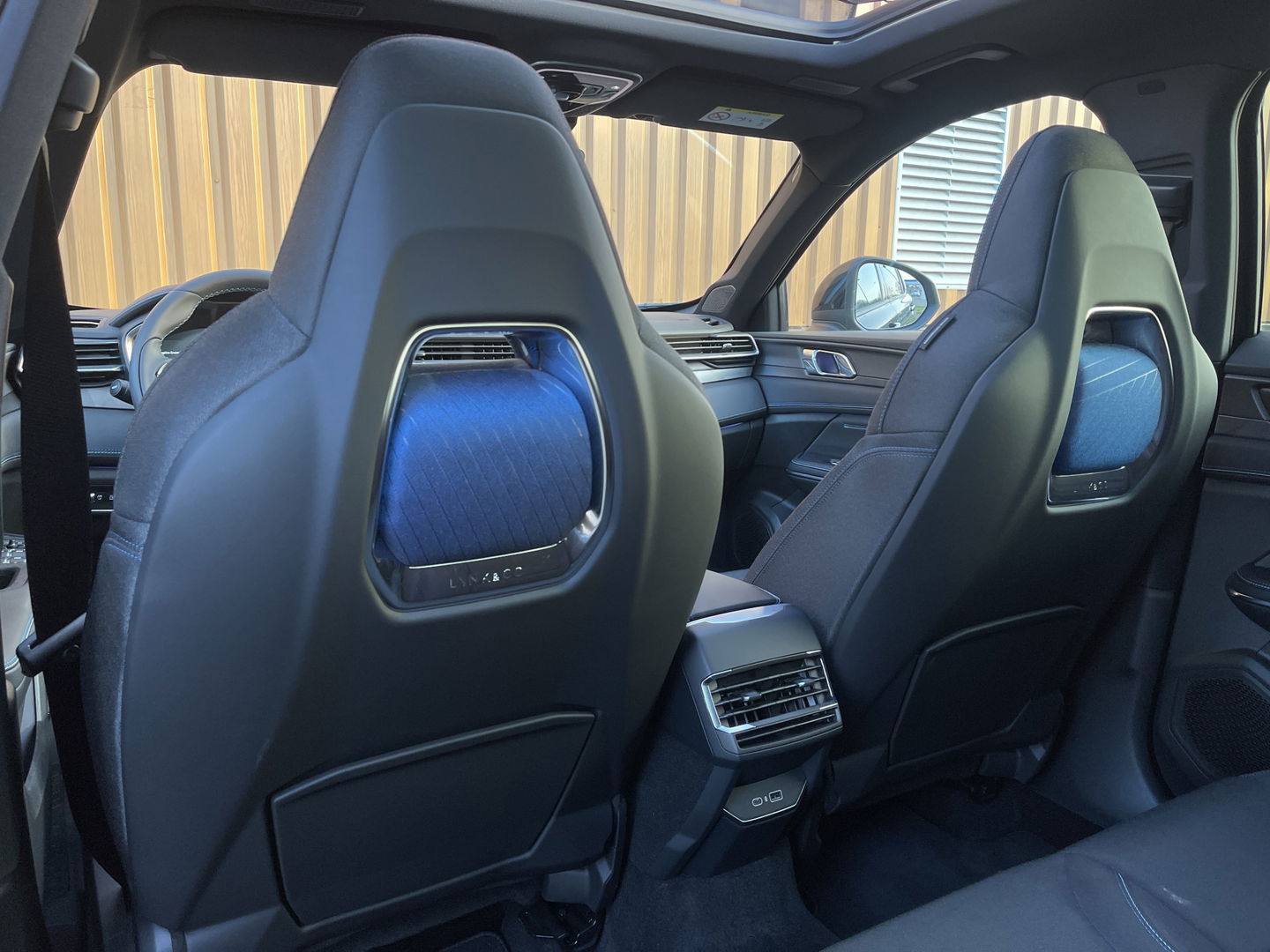 Lynk & Co 01 1.5 | Zwarte Hemel | Panoramadak | Achteruitrijcamera | Adaptive Cruise Control | Keyless | Elektrische Bestuurdersstoel + Geheugen | Parkeersensoren | Apple Carplay | Android Auto |