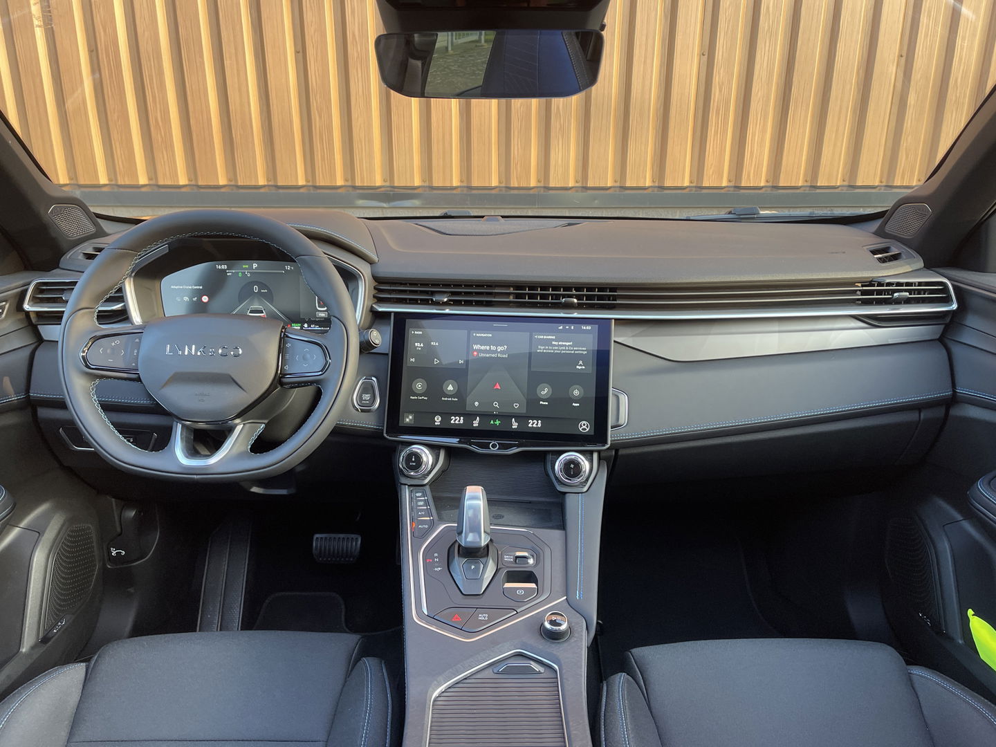 Lynk & Co 01 1.5 | Zwarte Hemel | Panoramadak | Achteruitrijcamera | Adaptive Cruise Control | Keyless | Elektrische Bestuurdersstoel + Geheugen | Parkeersensoren | Apple Carplay | Android Auto |