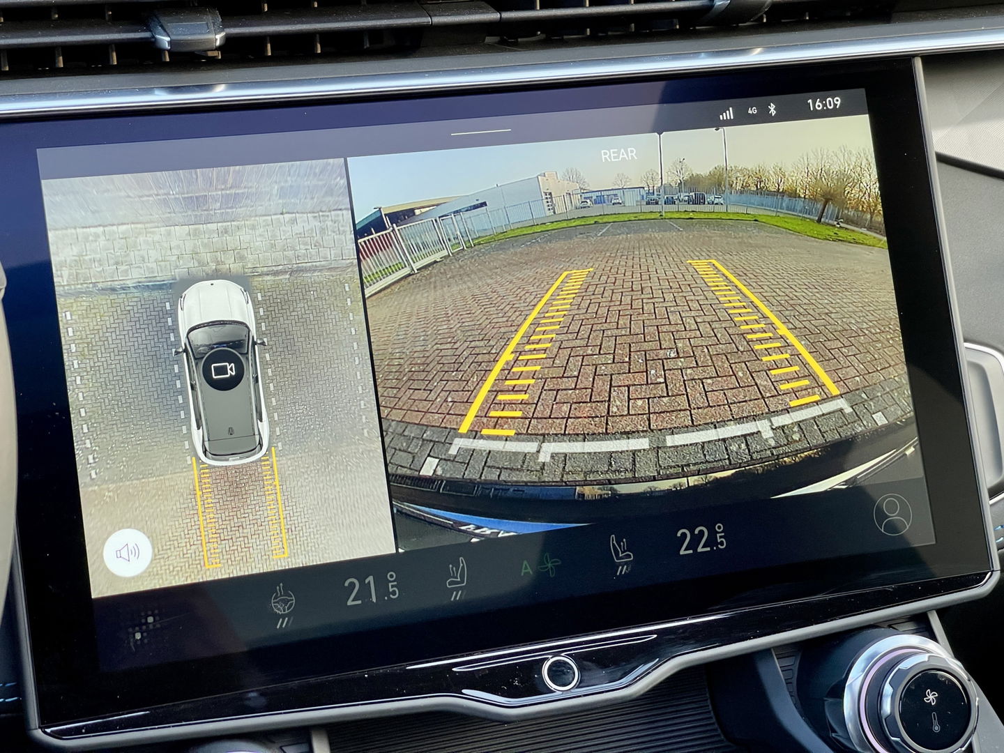 Lynk & Co 01 1.5 | Zwarte Hemel | Panoramadak | Achteruitrijcamera | Adaptive Cruise Control | Keyless | Elektrische Bestuurdersstoel + Geheugen | Parkeersensoren | Apple Carplay | Android Auto |