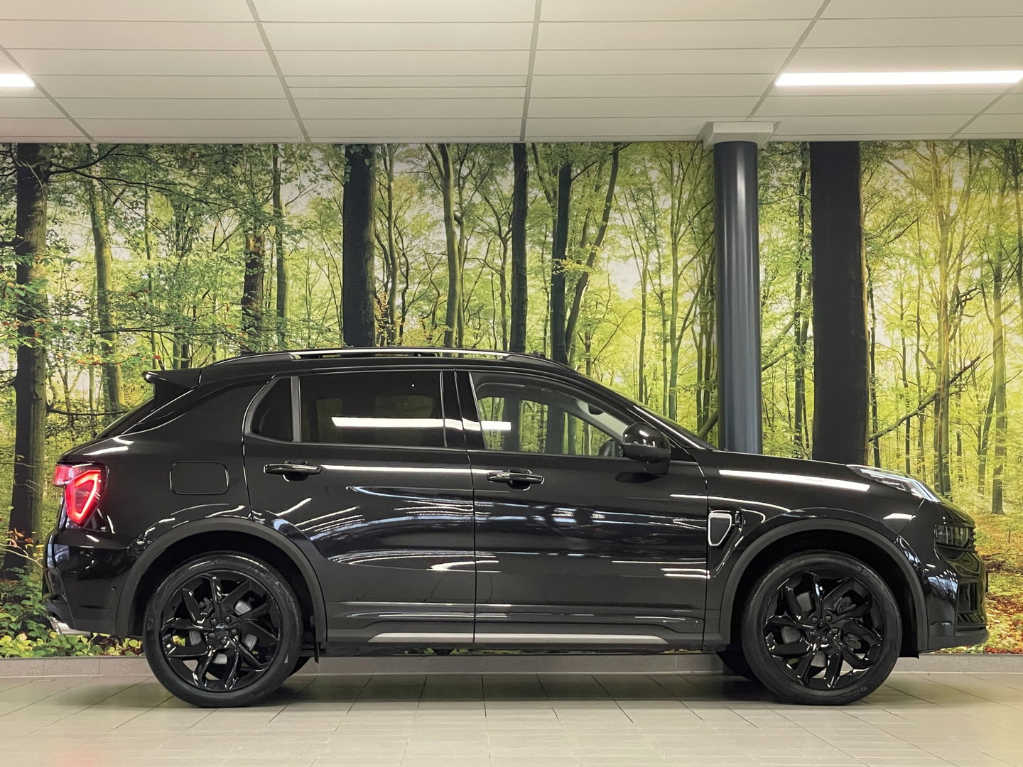 Lynk & Co 01 1.5 | Zwarte Hemel | Panoramadak | Achteruitrijcamera | Adaptive Cruise Control | Keyless | Elektrische Bestuurdersstoel + Geheugen | Parkeersensoren | Apple Carplay | Android Auto |