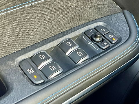 Lynk & Co 01 1.5 | Zwarte Hemel | Panoramadak | Achteruitrijcamera | Adaptive Cruise Control | Keyless | Elektrische Bestuurdersstoel + Geheugen | Parkeersensoren | Apple Carplay | Android Auto |