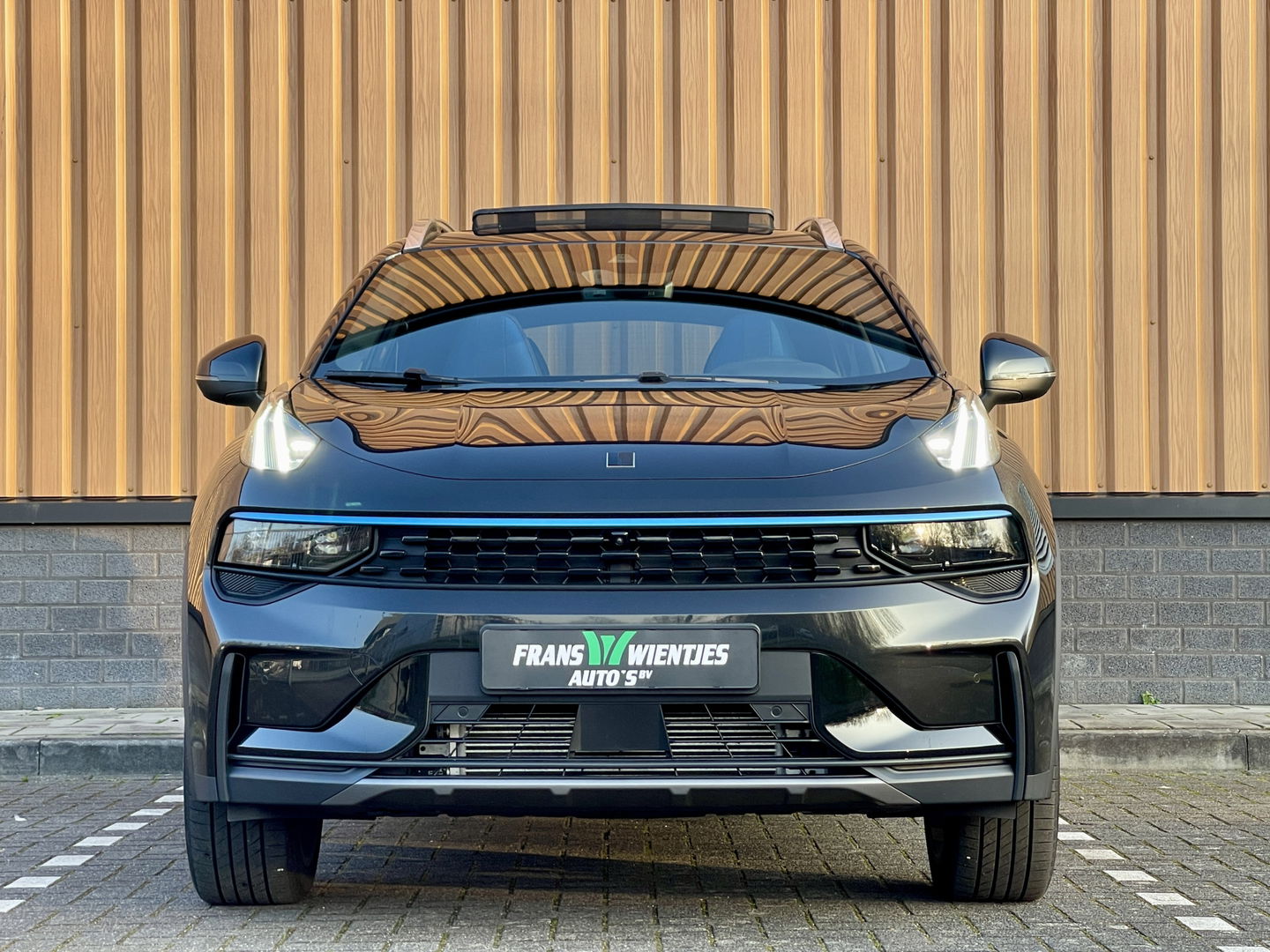 Lynk & Co 01 1.5 | Zwarte Hemel | Panoramadak | Achteruitrijcamera | Adaptive Cruise Control | Keyless | Elektrische Bestuurdersstoel + Geheugen | Parkeersensoren | Apple Carplay | Android Auto |