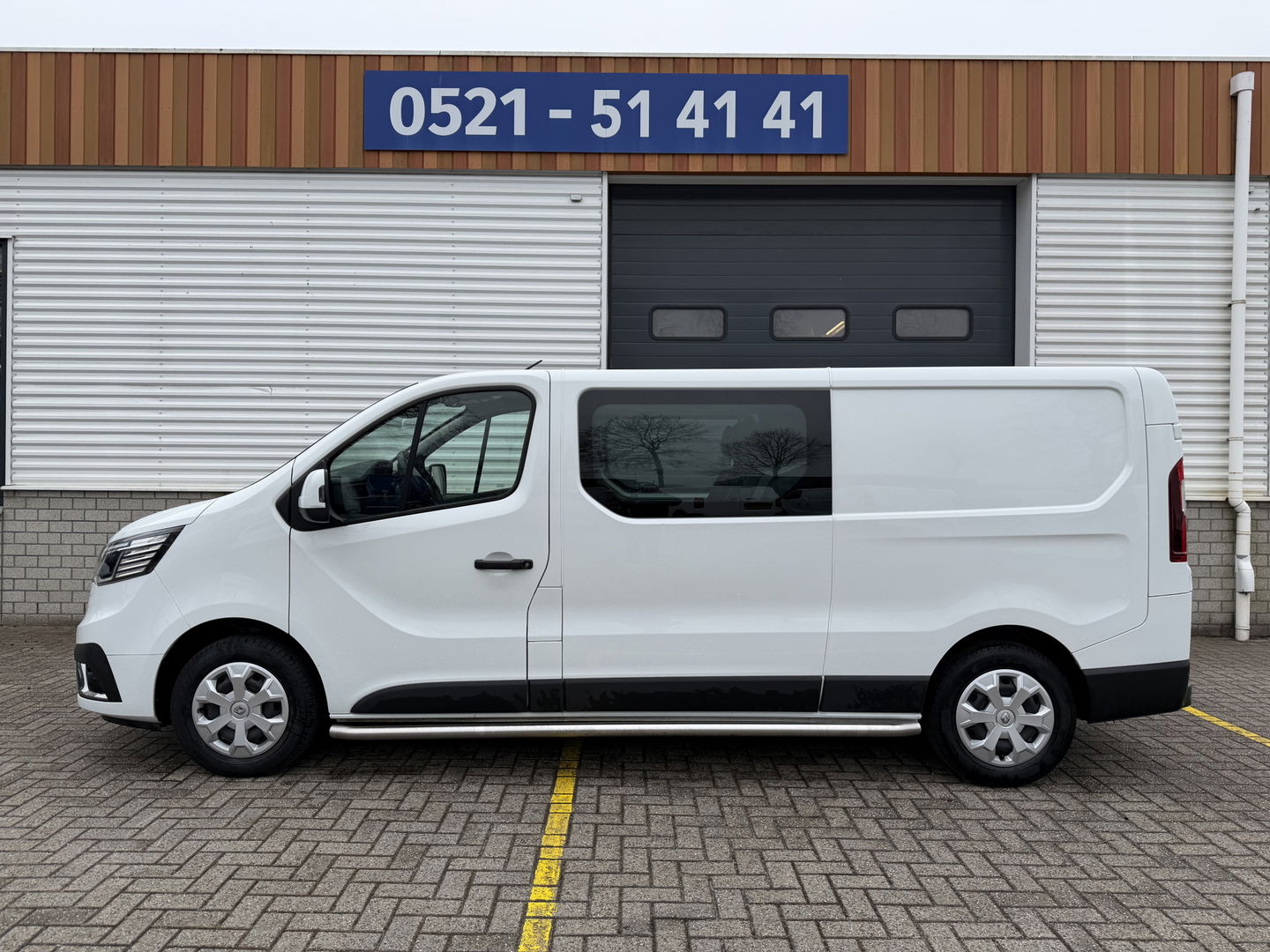 Renault Trafic 2.0 dCi 130pk T29 L2H1 DC 6 persoons Work Edition / vaste prijs rijklaar € 24.950 ex btw / lease € 407 / euro 6 / bpm vrij / trekhaak / airco / cruise / navigatie / isofix / sidebars