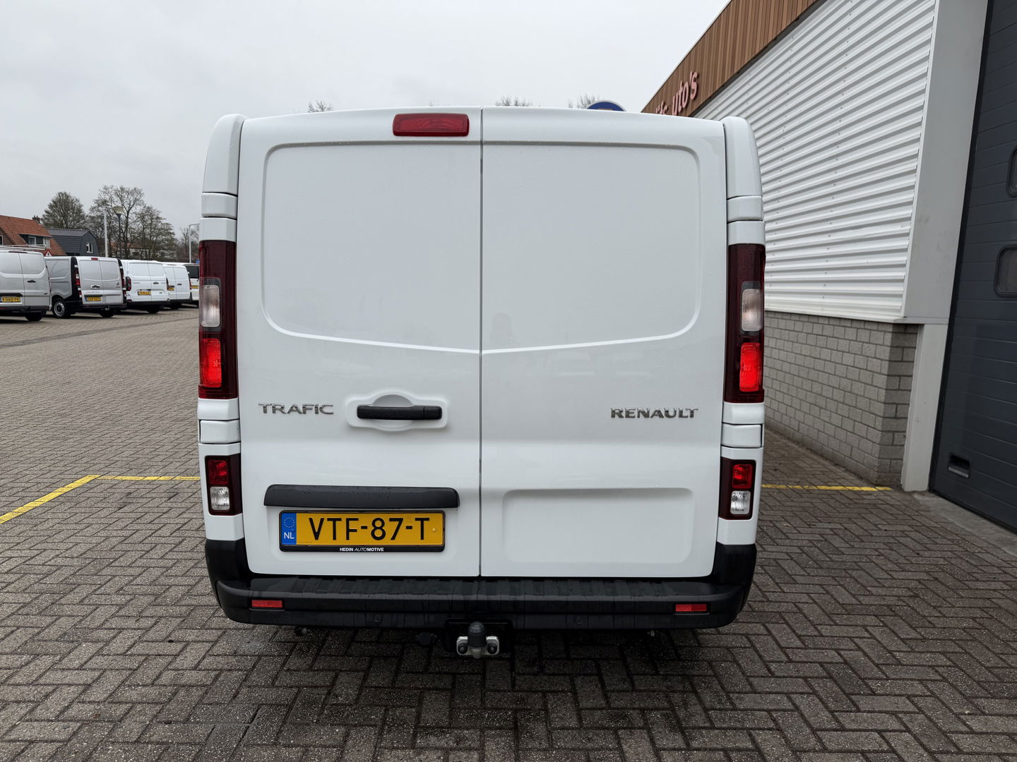Renault Trafic 2.0 dCi 130pk T29 L2H1 DC 6 persoons Work Edition / vaste prijs rijklaar € 24.950 ex btw / lease € 407 / euro 6 / bpm vrij / trekhaak / airco / cruise / navigatie / isofix / sidebars