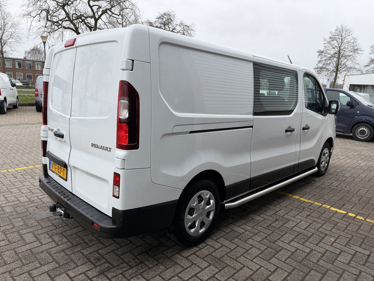 Renault Trafic 2.0 dCi 130pk T29 L2H1 DC 6 persoons Work Edition / vaste prijs rijklaar € 24.950 ex btw / lease € 407 / euro 6 / bpm vrij / trekhaak / airco / cruise / navigatie / isofix / sidebars