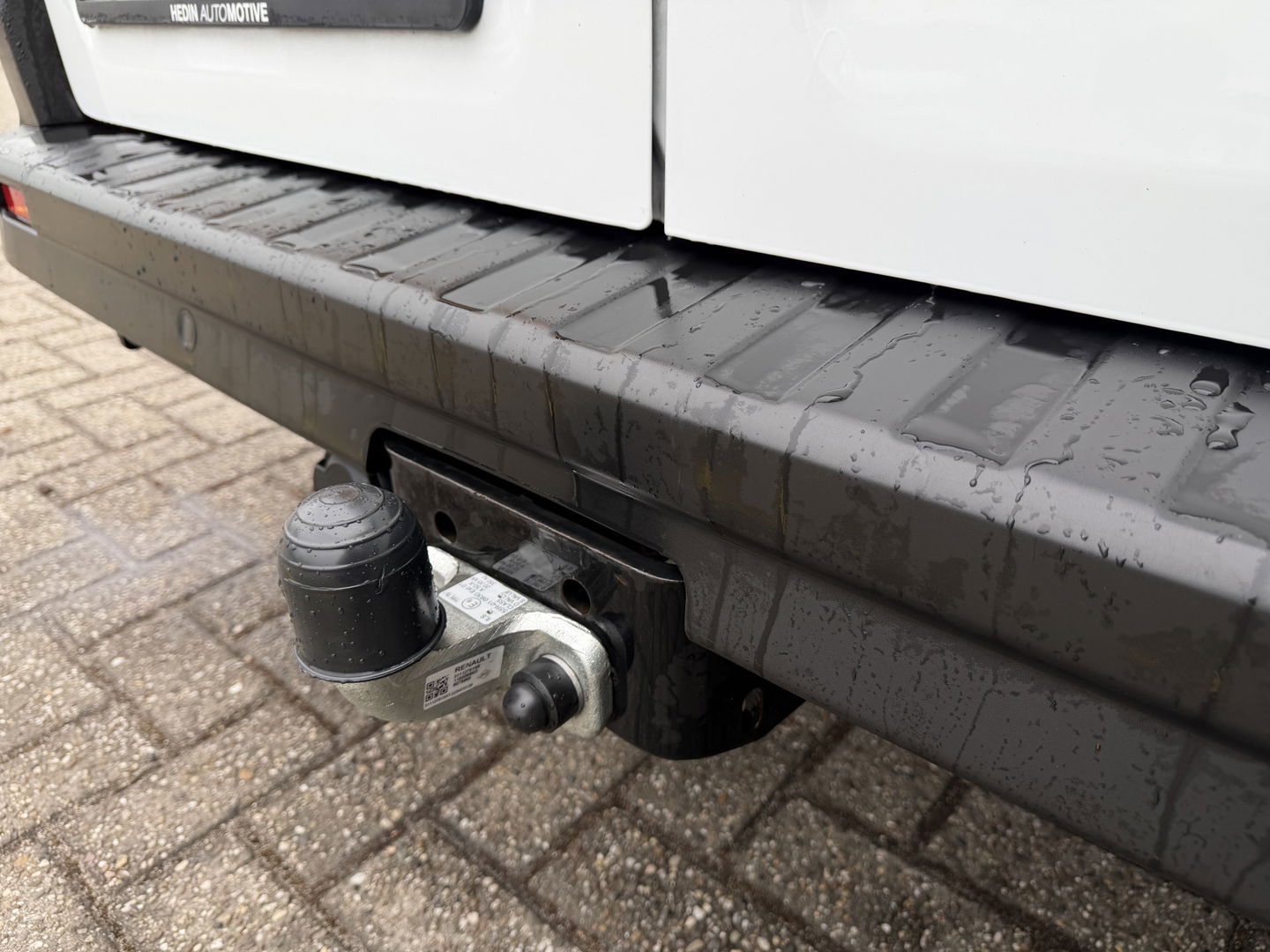 Renault Trafic 2.0 dCi 130pk T29 L2H1 DC 6 persoons Work Edition / vaste prijs rijklaar € 24.950 ex btw / lease € 407 / euro 6 / bpm vrij / trekhaak / airco / cruise / navigatie / isofix / sidebars