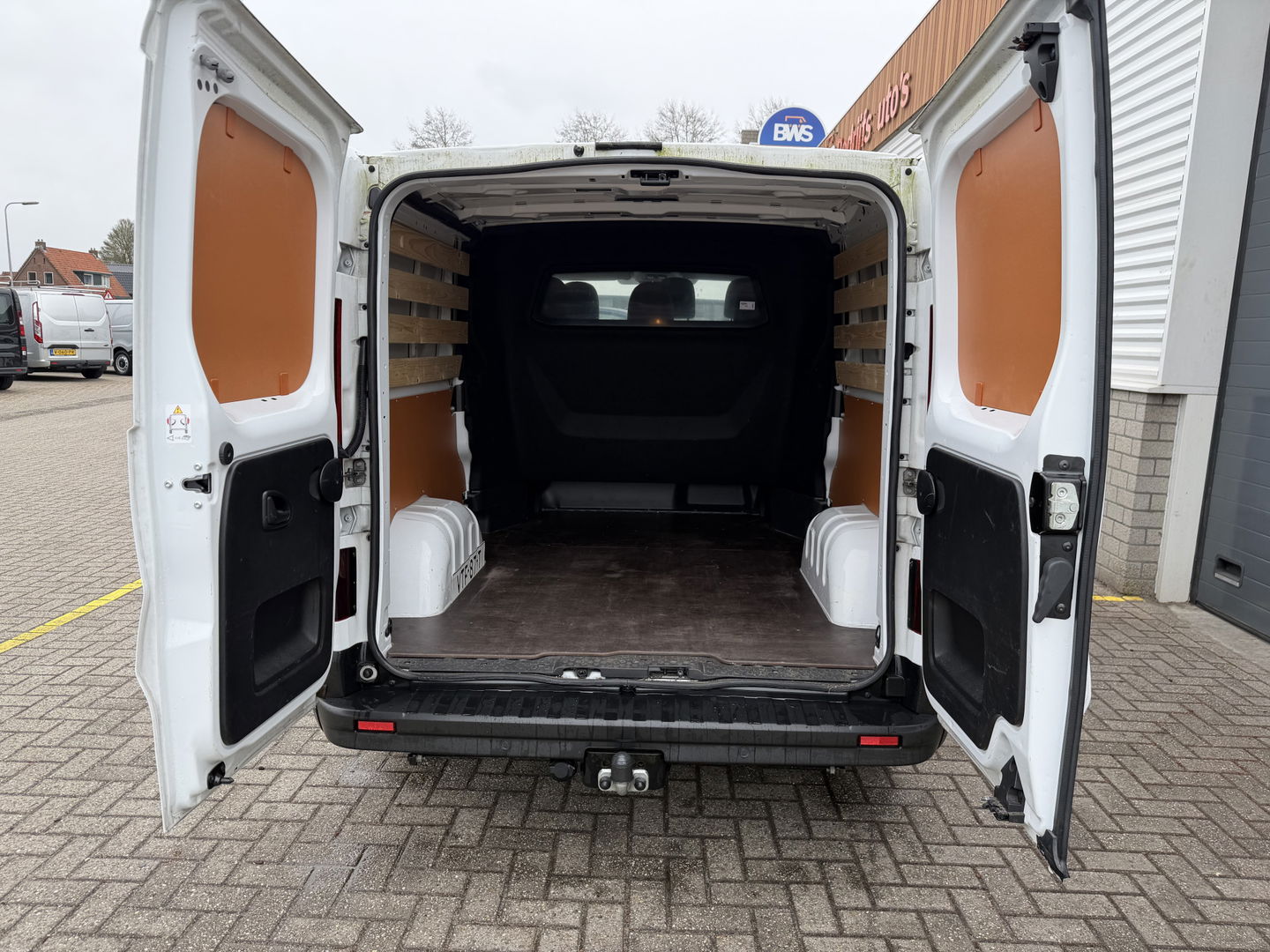 Renault Trafic 2.0 dCi 130pk T29 L2H1 DC 6 persoons Work Edition / vaste prijs rijklaar € 24.950 ex btw / lease € 407 / euro 6 / bpm vrij / trekhaak / airco / cruise / navigatie / isofix / sidebars