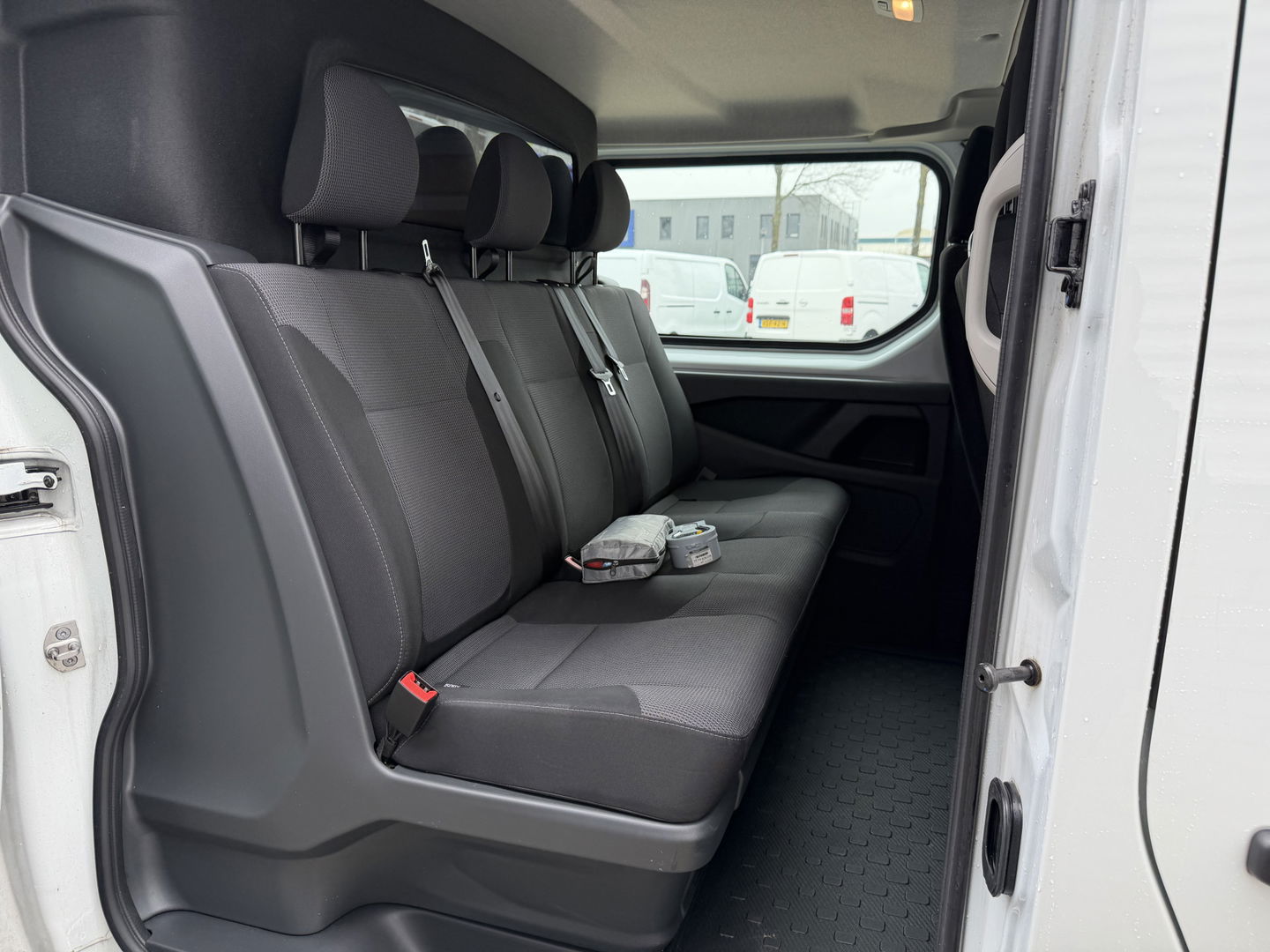 Renault Trafic 2.0 dCi 130pk T29 L2H1 DC 6 persoons Work Edition / vaste prijs rijklaar € 24.950 ex btw / lease € 407 / euro 6 / bpm vrij / trekhaak / airco / cruise / navigatie / isofix / sidebars