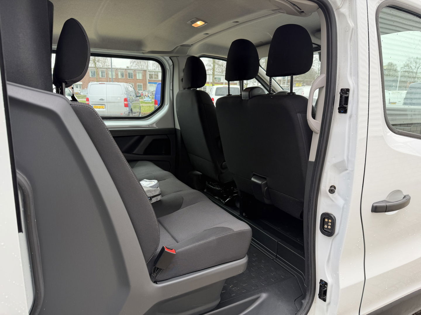 Renault Trafic 2.0 dCi 130pk T29 L2H1 DC 6 persoons Work Edition / vaste prijs rijklaar € 24.950 ex btw / lease € 407 / euro 6 / bpm vrij / trekhaak / airco / cruise / navigatie / isofix / sidebars