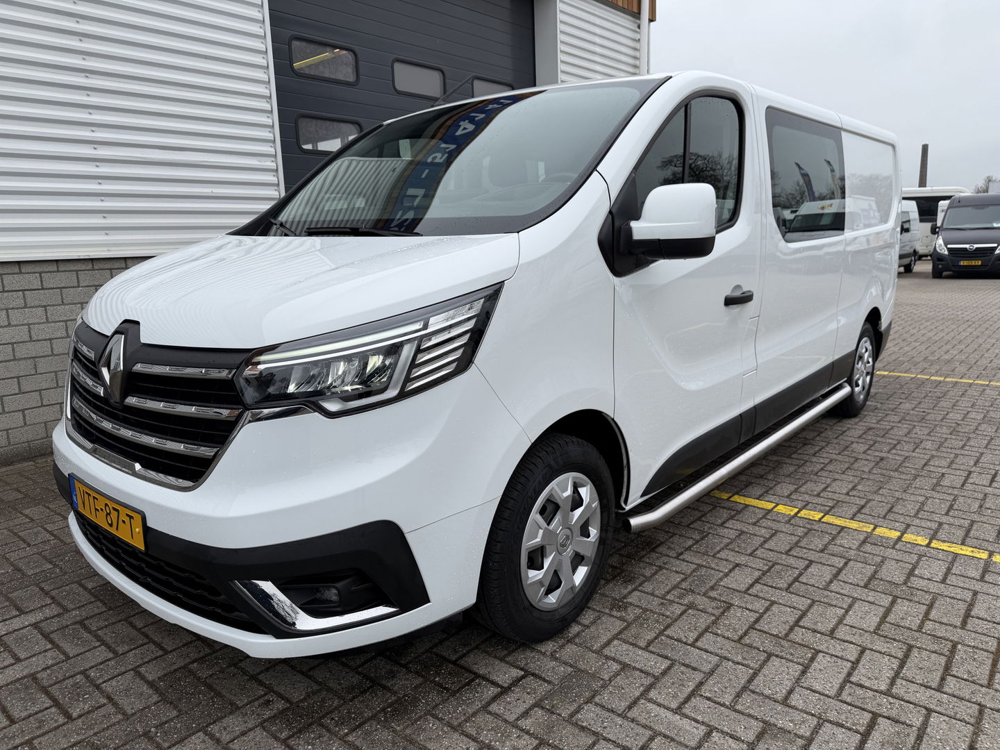 Renault Trafic 2.0 dCi 130pk T29 L2H1 DC 6 persoons Work Edition / vaste prijs rijklaar € 24.950 ex btw / lease € 407 / euro 6 / bpm vrij / trekhaak / airco / cruise / navigatie / isofix / sidebars