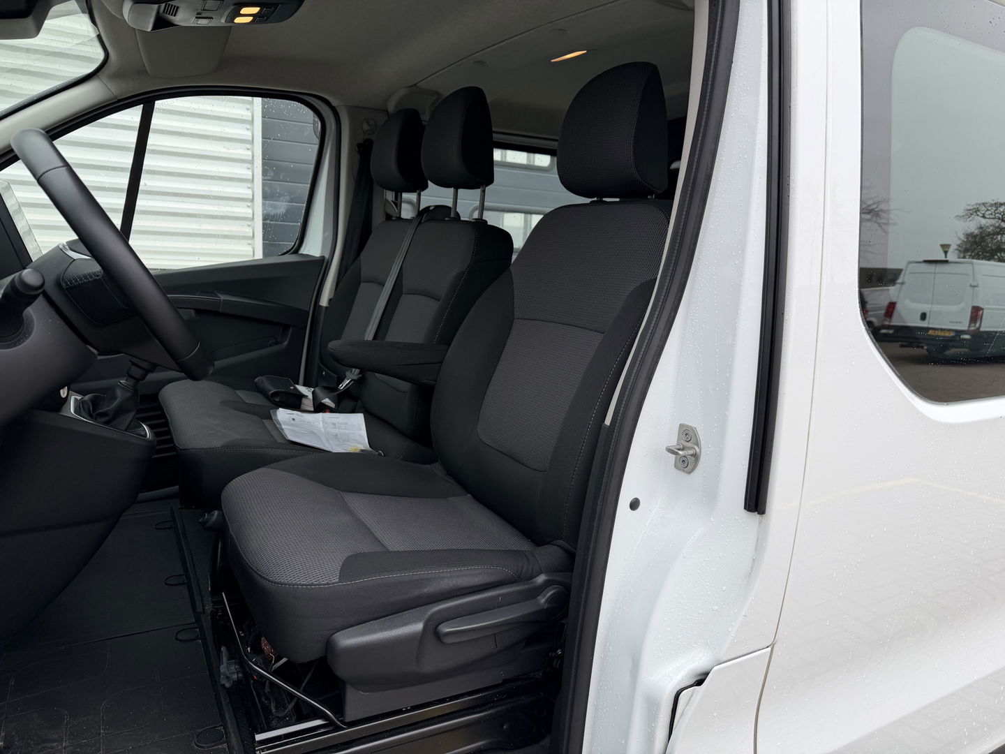 Renault Trafic 2.0 dCi 130pk T29 L2H1 DC 6 persoons Work Edition / vaste prijs rijklaar € 24.950 ex btw / lease € 407 / euro 6 / bpm vrij / trekhaak / airco / cruise / navigatie / isofix / sidebars