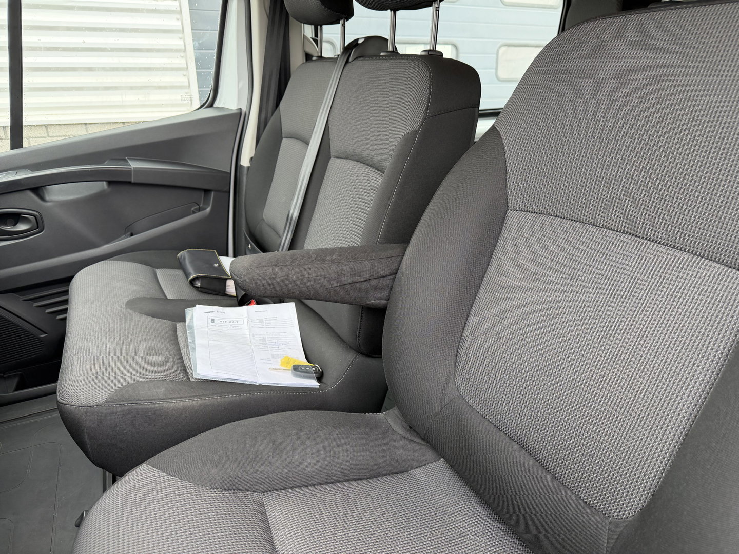 Renault Trafic 2.0 dCi 130pk T29 L2H1 DC 6 persoons Work Edition / vaste prijs rijklaar € 24.950 ex btw / lease € 407 / euro 6 / bpm vrij / trekhaak / airco / cruise / navigatie / isofix / sidebars