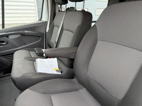 Renault Trafic 2.0 dCi 130pk T29 L2H1 DC 6 persoons Work Edition / vaste prijs rijklaar € 24.950 ex btw / lease € 407 / euro 6 / bpm vrij / trekhaak / airco / cruise / navigatie / isofix / sidebars