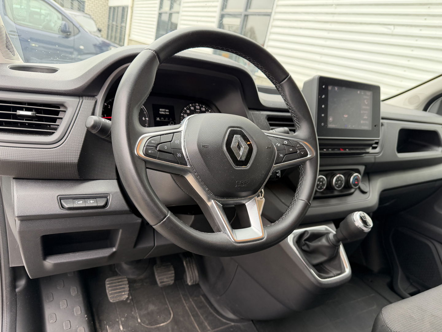 Renault Trafic 2.0 dCi 130pk T29 L2H1 DC 6 persoons Work Edition / vaste prijs rijklaar € 24.950 ex btw / lease € 407 / euro 6 / bpm vrij / trekhaak / airco / cruise / navigatie / isofix / sidebars