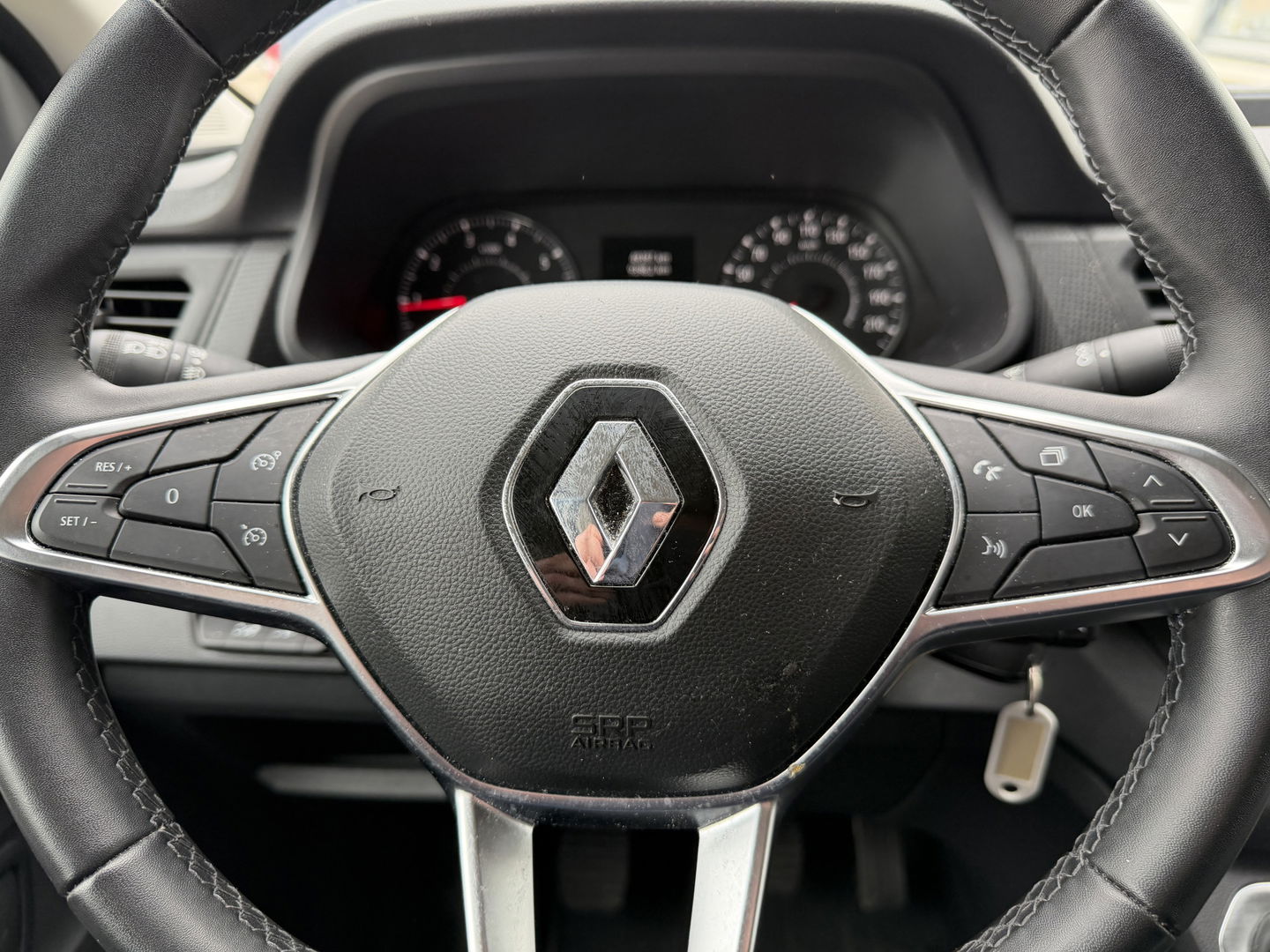 Renault Trafic 2.0 dCi 130pk T29 L2H1 DC 6 persoons Work Edition / vaste prijs rijklaar € 24.950 ex btw / lease € 407 / euro 6 / bpm vrij / trekhaak / airco / cruise / navigatie / isofix / sidebars