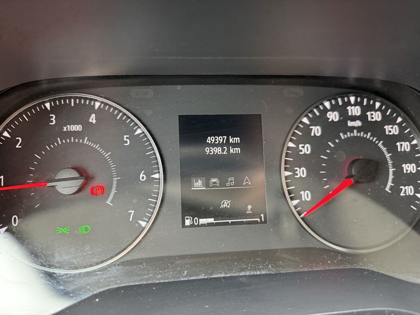 Renault Trafic 2.0 dCi 130pk T29 L2H1 DC 6 persoons Work Edition / vaste prijs rijklaar € 24.950 ex btw / lease € 407 / euro 6 / bpm vrij / trekhaak / airco / cruise / navigatie / isofix / sidebars