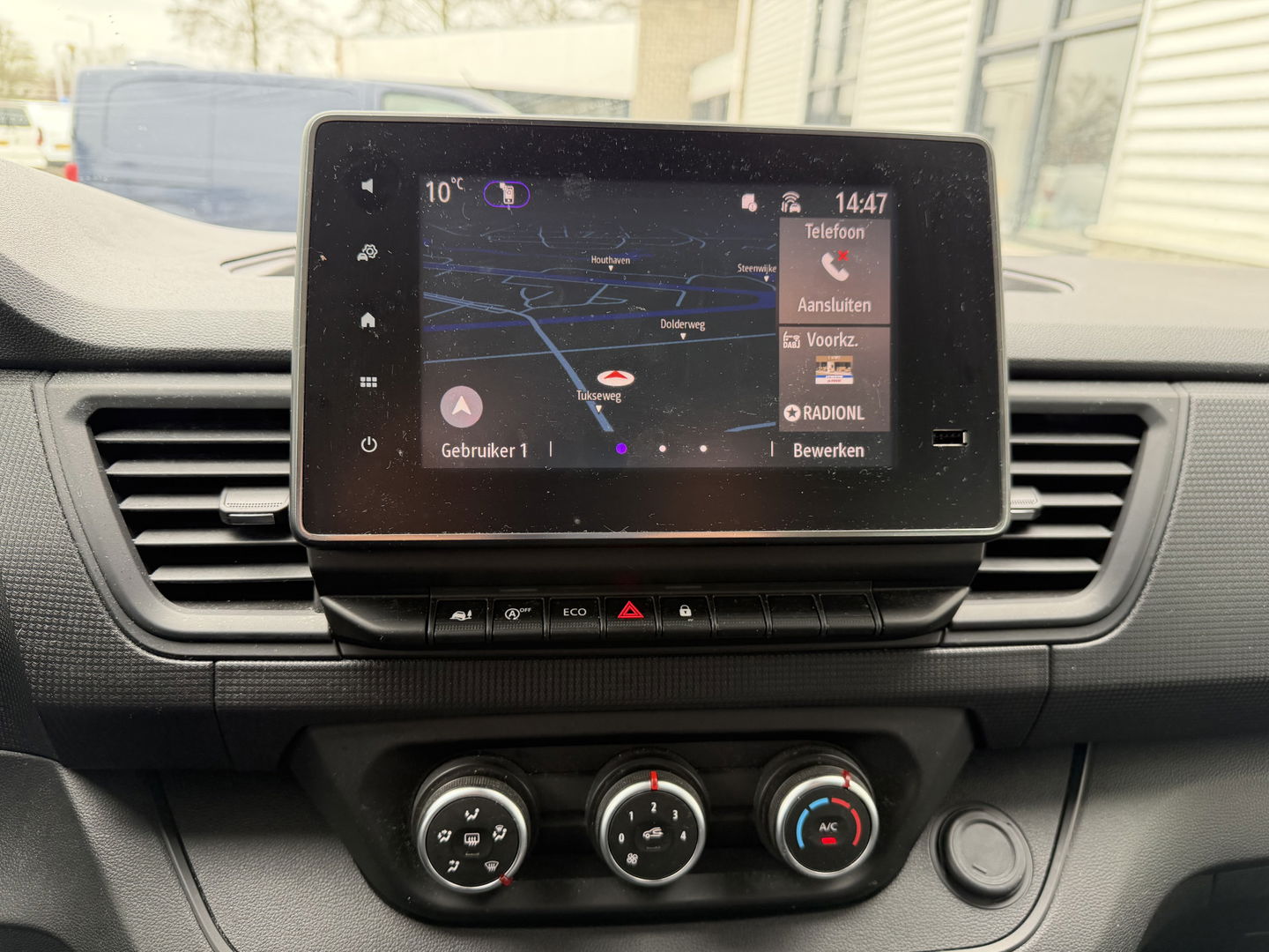 Renault Trafic 2.0 dCi 130pk T29 L2H1 DC 6 persoons Work Edition / vaste prijs rijklaar € 24.950 ex btw / lease € 407 / euro 6 / bpm vrij / trekhaak / airco / cruise / navigatie / isofix / sidebars