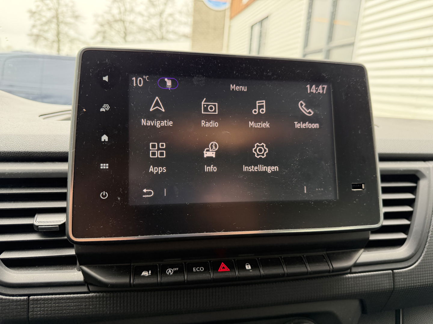 Renault Trafic 2.0 dCi 130pk T29 L2H1 DC 6 persoons Work Edition / vaste prijs rijklaar € 24.950 ex btw / lease € 407 / euro 6 / bpm vrij / trekhaak / airco / cruise / navigatie / isofix / sidebars