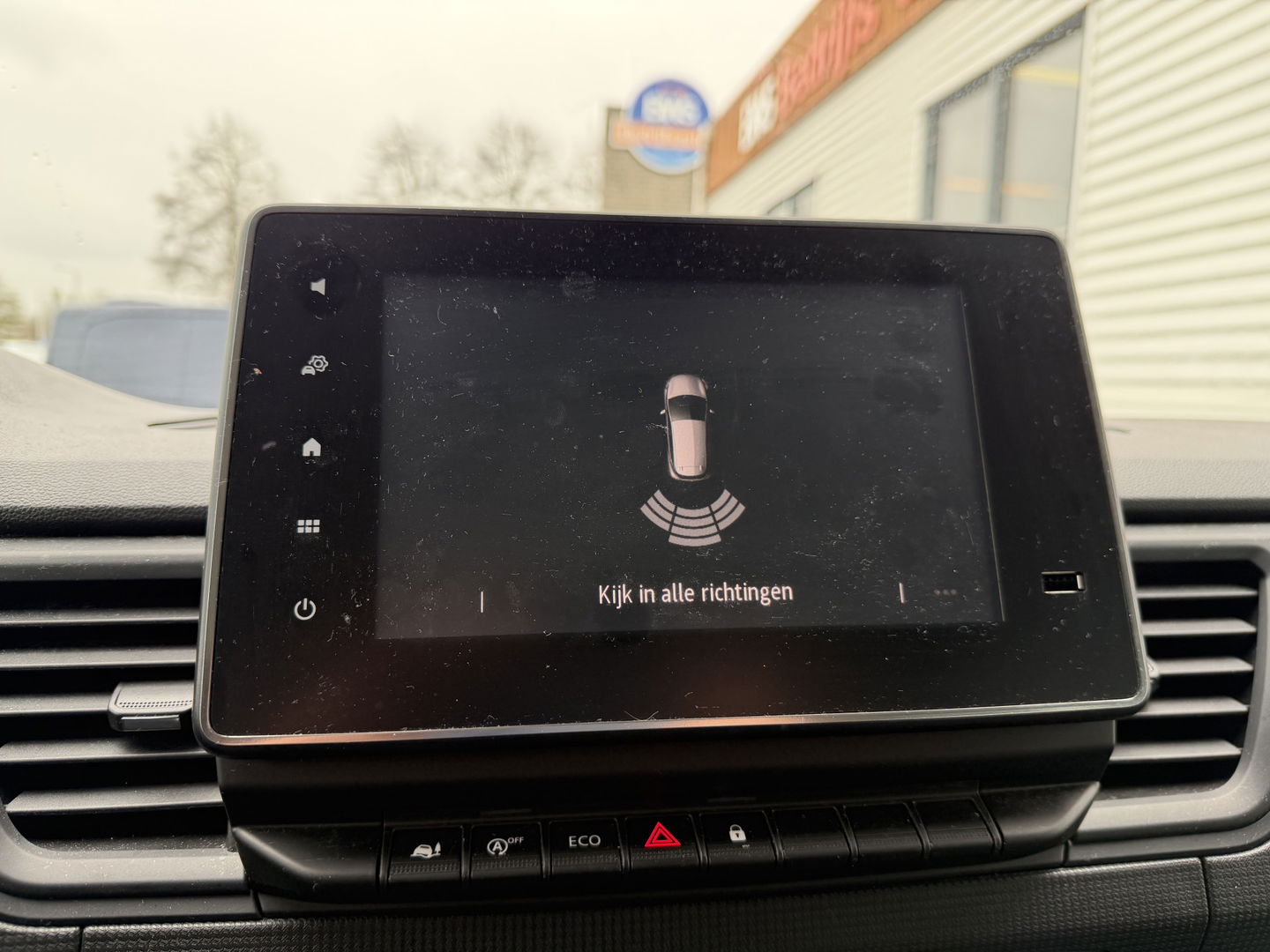 Renault Trafic 2.0 dCi 130pk T29 L2H1 DC 6 persoons Work Edition / vaste prijs rijklaar € 24.950 ex btw / lease € 407 / euro 6 / bpm vrij / trekhaak / airco / cruise / navigatie / isofix / sidebars