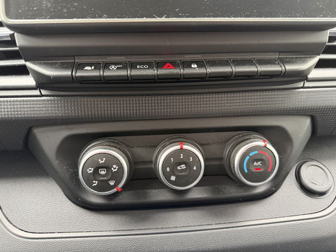 Renault Trafic 2.0 dCi 130pk T29 L2H1 DC 6 persoons Work Edition / vaste prijs rijklaar € 24.950 ex btw / lease € 407 / euro 6 / bpm vrij / trekhaak / airco / cruise / navigatie / isofix / sidebars