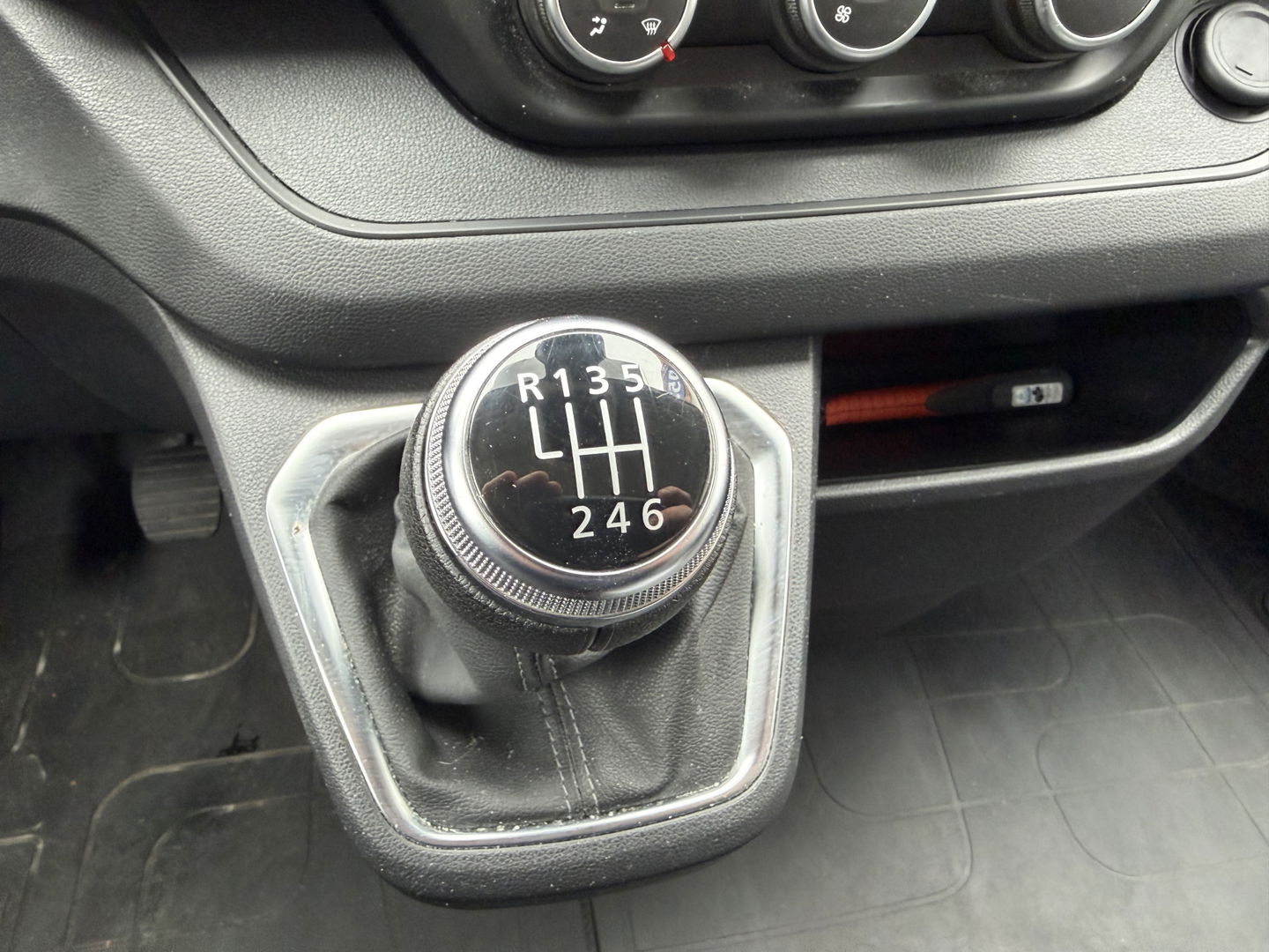 Renault Trafic 2.0 dCi 130pk T29 L2H1 DC 6 persoons Work Edition / vaste prijs rijklaar € 24.950 ex btw / lease € 407 / euro 6 / bpm vrij / trekhaak / airco / cruise / navigatie / isofix / sidebars