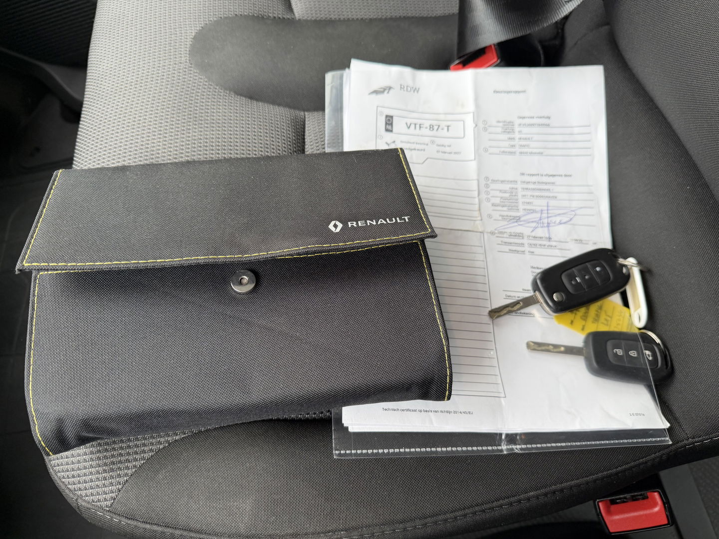 Renault Trafic 2.0 dCi 130pk T29 L2H1 DC 6 persoons Work Edition / vaste prijs rijklaar € 24.950 ex btw / lease € 407 / euro 6 / bpm vrij / trekhaak / airco / cruise / navigatie / isofix / sidebars