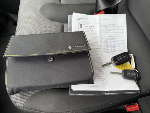 Renault Trafic 2.0 dCi 130pk T29 L2H1 DC 6 persoons Work Edition / vaste prijs rijklaar € 24.950 ex btw / lease € 407 / euro 6 / bpm vrij / trekhaak / airco / cruise / navigatie / isofix / sidebars