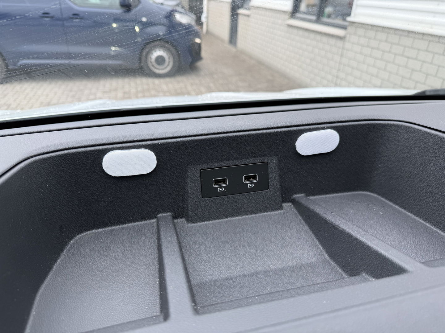 Renault Trafic 2.0 dCi 130pk T29 L2H1 DC 6 persoons Work Edition / vaste prijs rijklaar € 24.950 ex btw / lease € 407 / euro 6 / bpm vrij / trekhaak / airco / cruise / navigatie / isofix / sidebars