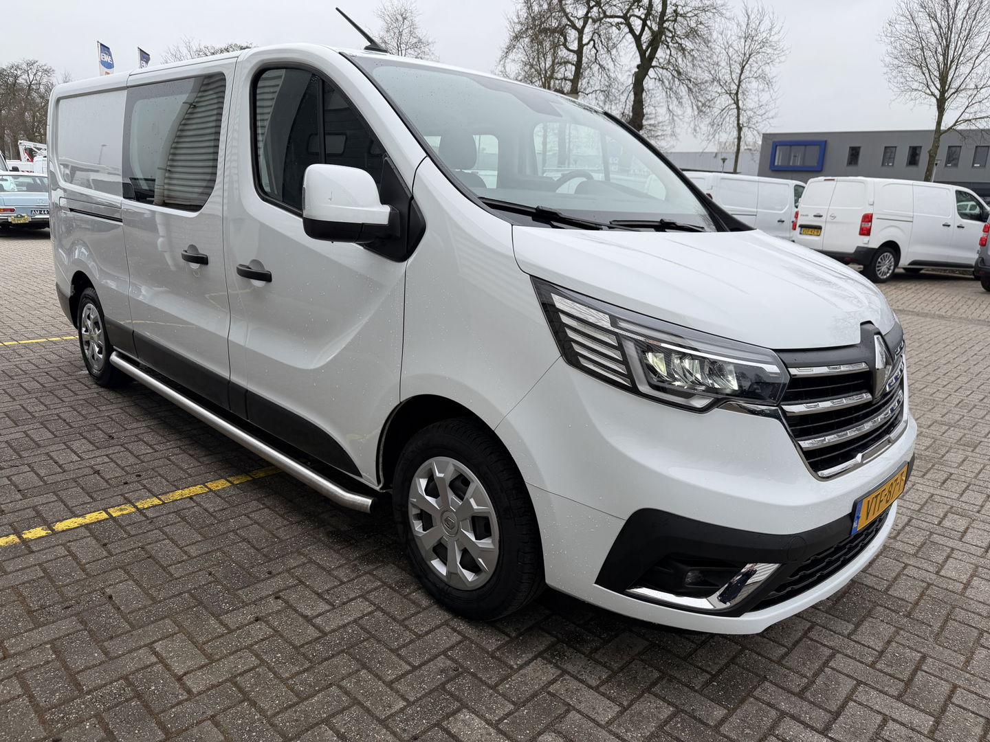Renault Trafic 2.0 dCi 130pk T29 L2H1 DC 6 persoons Work Edition / vaste prijs rijklaar € 24.950 ex btw / lease € 407 / euro 6 / bpm vrij / trekhaak / airco / cruise / navigatie / isofix / sidebars
