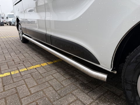 Renault Trafic 2.0 dCi 130pk T29 L2H1 DC 6 persoons Work Edition / vaste prijs rijklaar € 24.950 ex btw / lease € 407 / euro 6 / bpm vrij / trekhaak / airco / cruise / navigatie / isofix / sidebars