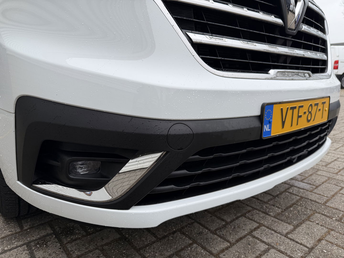 Renault Trafic 2.0 dCi 130pk T29 L2H1 DC 6 persoons Work Edition / vaste prijs rijklaar € 24.950 ex btw / lease € 407 / euro 6 / bpm vrij / trekhaak / airco / cruise / navigatie / isofix / sidebars