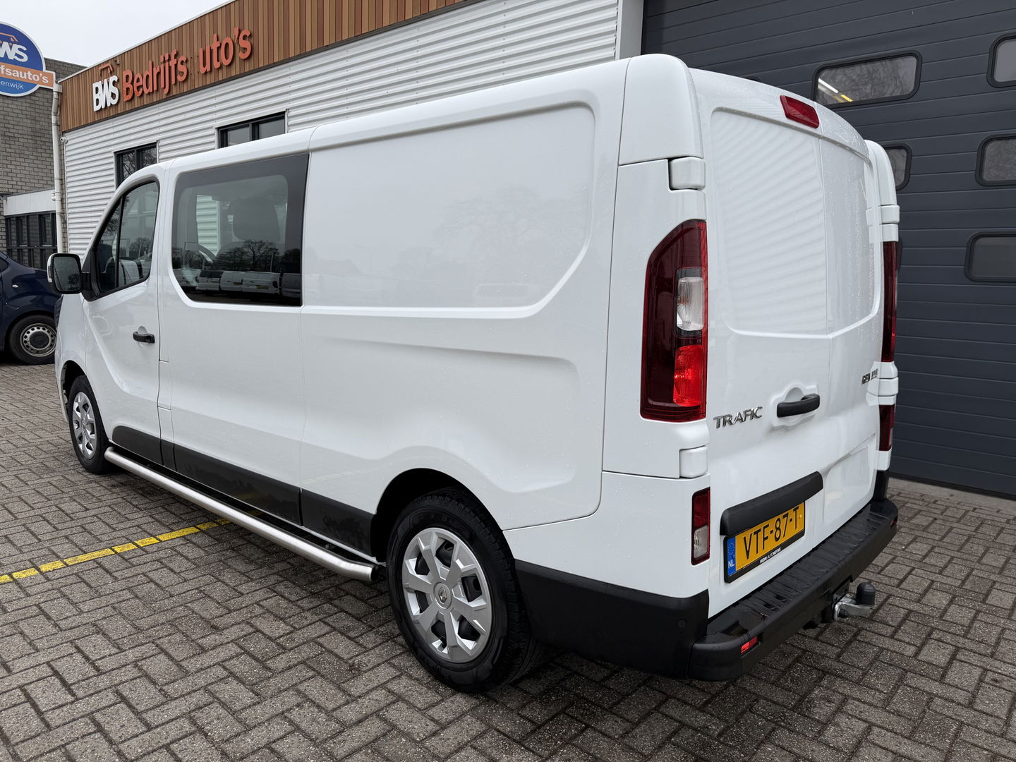 Renault Trafic 2.0 dCi 130pk T29 L2H1 DC 6 persoons Work Edition / vaste prijs rijklaar € 24.950 ex btw / lease € 407 / euro 6 / bpm vrij / trekhaak / airco / cruise / navigatie / isofix / sidebars